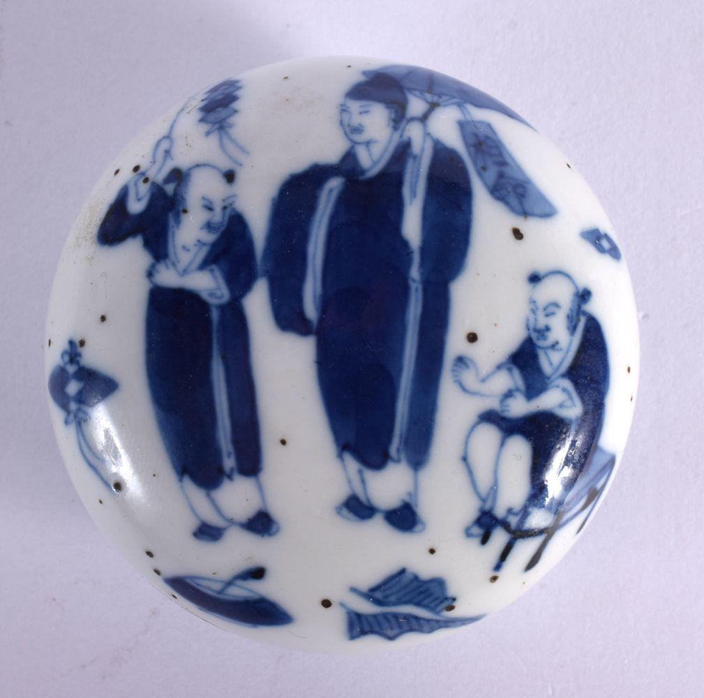 A 19TH CENTURY CHINESE BLUE AND WHITE PORCELAIN BOX AND COVER Qing. 7.5 cm diameter. (1 of 5)