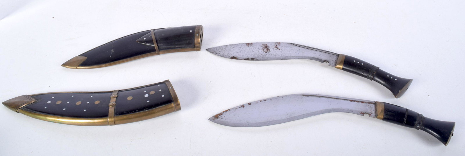 A pair of horn handled Kukri in horn brass bound sheath largest 33 cm (2).: A pair of horn handled Kukri in horn brass bound sheath largest 33 cm (2).