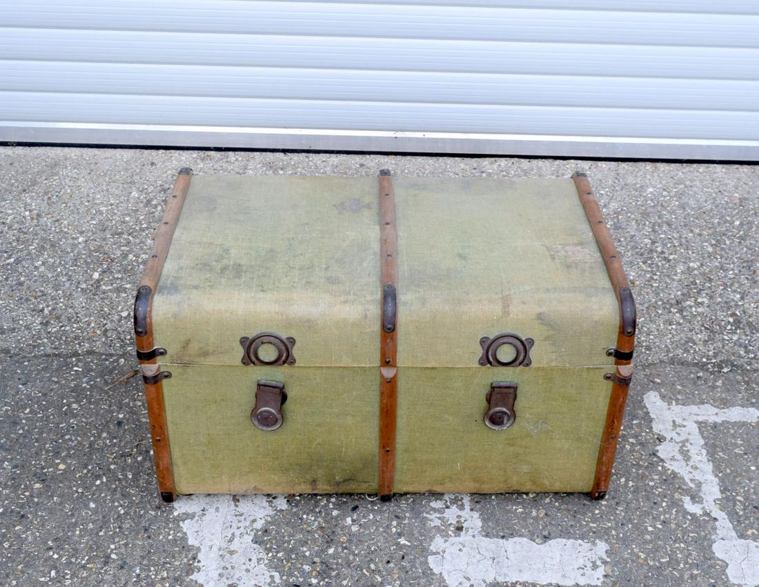 A large vintage Royal Navy trunk 50 x 84 x 51 cm: A large vintage Royal Navy trunk 50 x 84 x 51 cm
