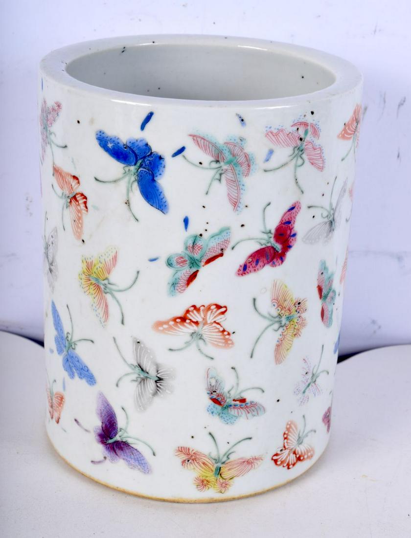 A Chinese p[porcelain brush pot decorated with butterfly 15cm.: A Chinese p[porcelain brush pot decorated with butterfly 15cm.