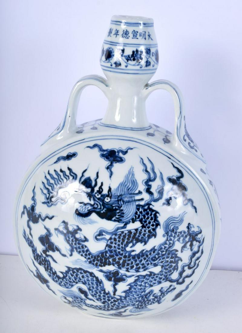 A Chinese Porcelain blue and white moon flask decorated with dragons 32 cm.: A Chinese Porcelain blue and white moon flask decorated with dragons 32 cm.