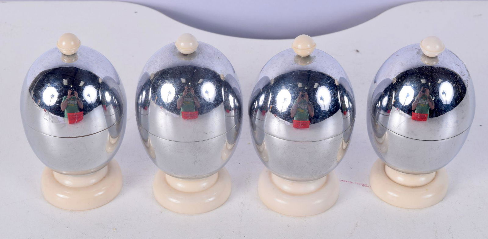 A set of vintage "Heatmaster" plastic and chrome egg cups.10 cm (4).: A set of vintage "Heatmaster" plastic and chrome egg cups.10 cm (4).
