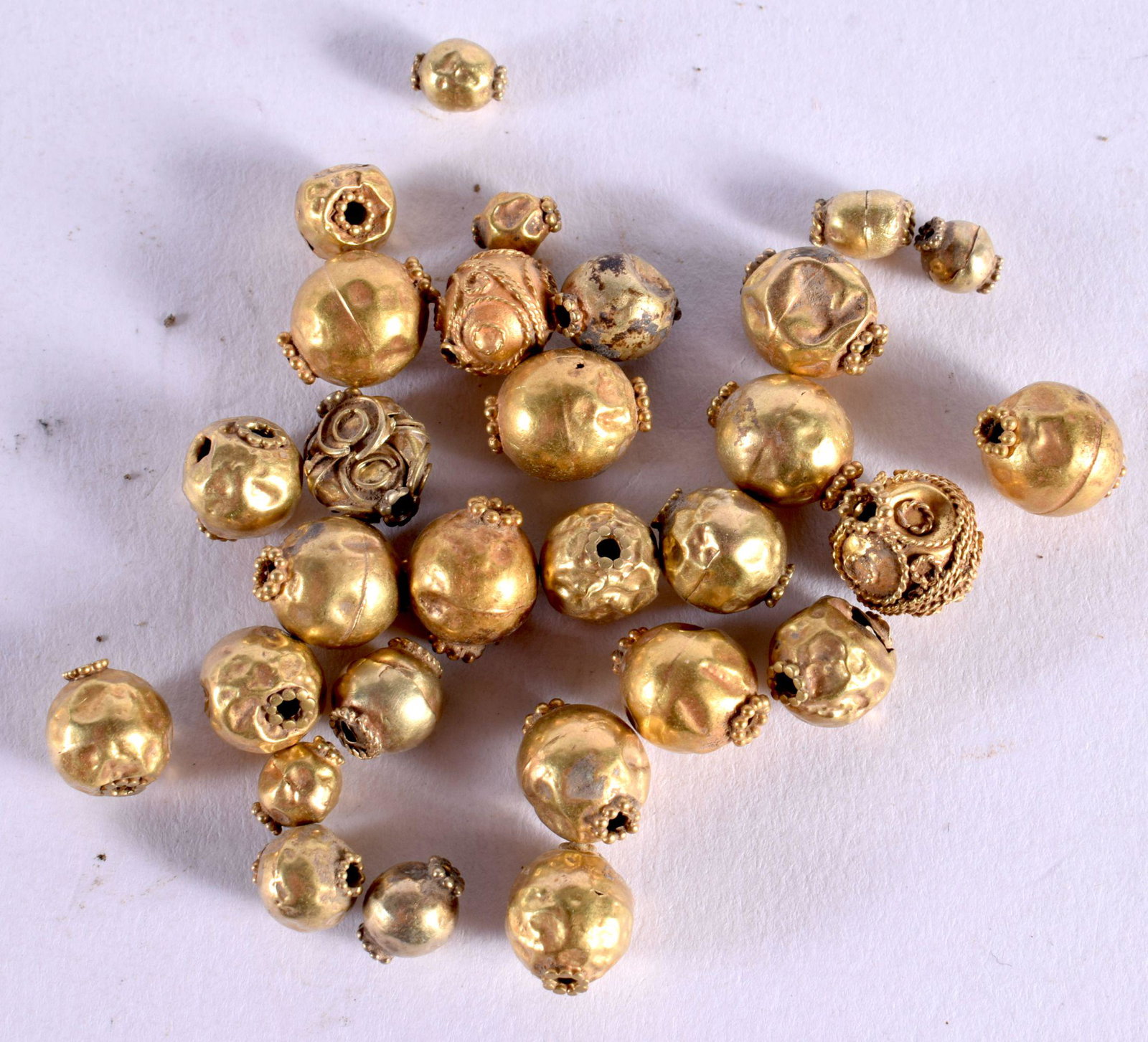12TH CENTURY CENTRAL ASIA LOT OF VARIOUS GOLD BEADS comprising 29 beads of various size and shape.: 12TH CENTURY CENTRAL ASIA LOT OF VARIOUS GOLD BEADS comprising 29 beads of various size and shape.