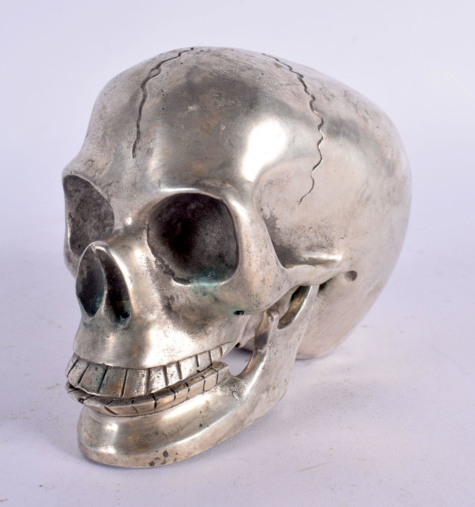 A CONTEMPORARY SILVER PLATED SKULL INKWELL. 11 cm x 9 cm.: A CONTEMPORARY SILVER PLATED SKULL INKWELL. 11 cm x 9 cm.