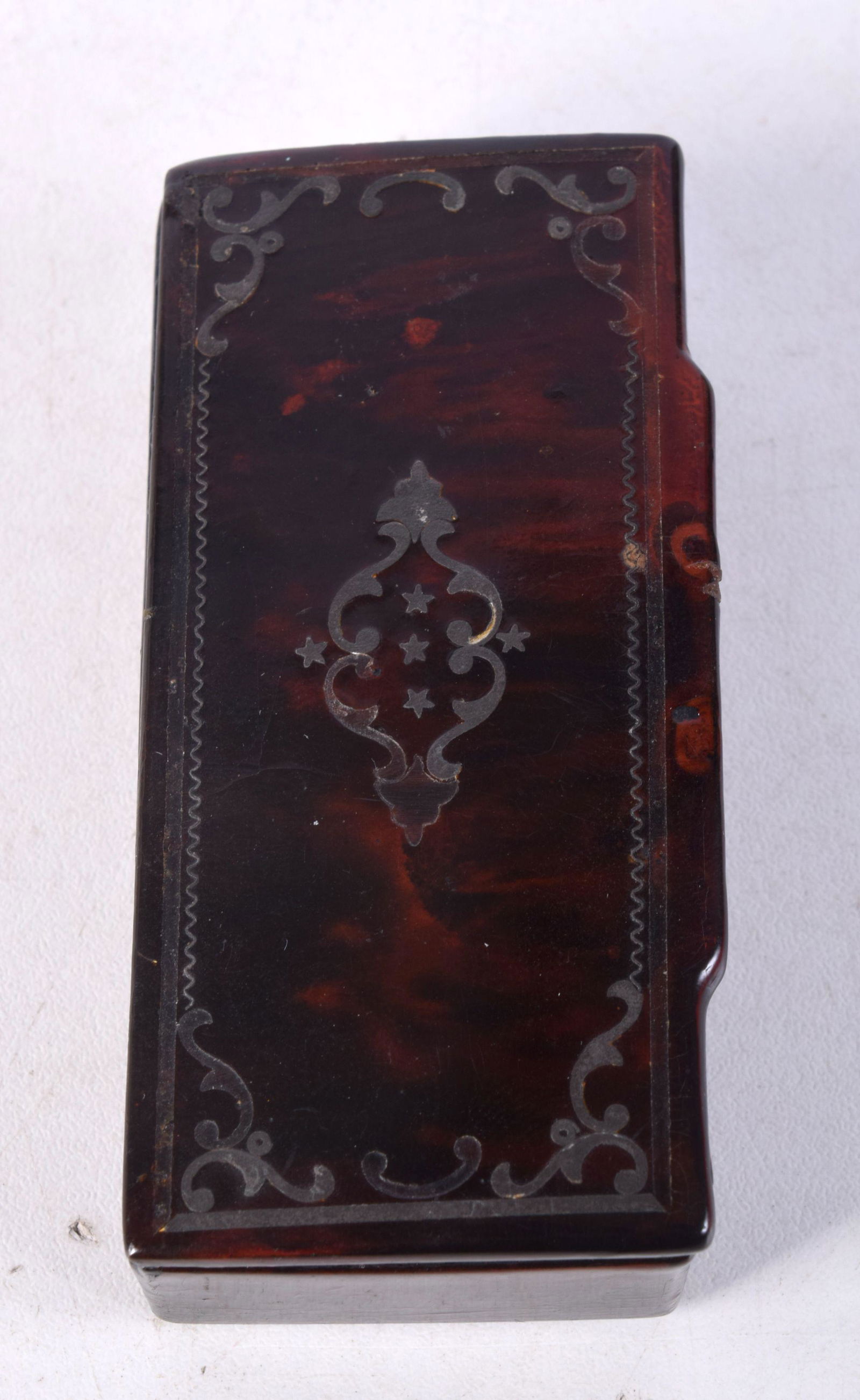 A REGENCY TORTOISESHELL SNUFF BOX. 23 grams. 4.25 cm x 8.5 cm. (1 of 3)