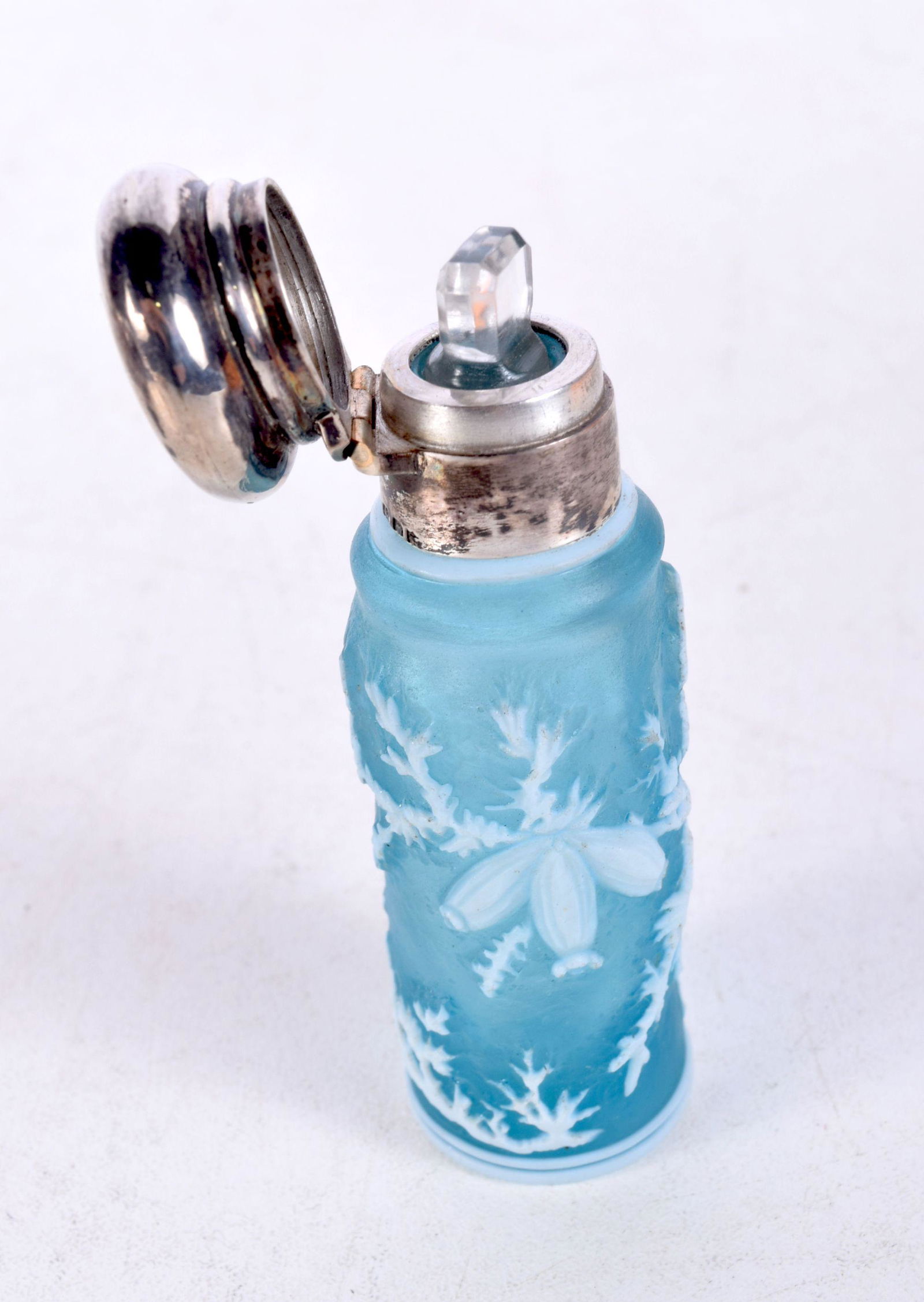 A FINE VICTORIAN SILVER MOUNTED CAMEO GLASS SCENT BOTTLE Attributed to Thomas Webb. London 1883. 50: A FINE VICTORIAN SILVER MOUNTED CAMEO GLASS SCENT BOTTLE Attributed to Thomas Webb. London 1883. 50 grams. 7 cm x 2 cm.