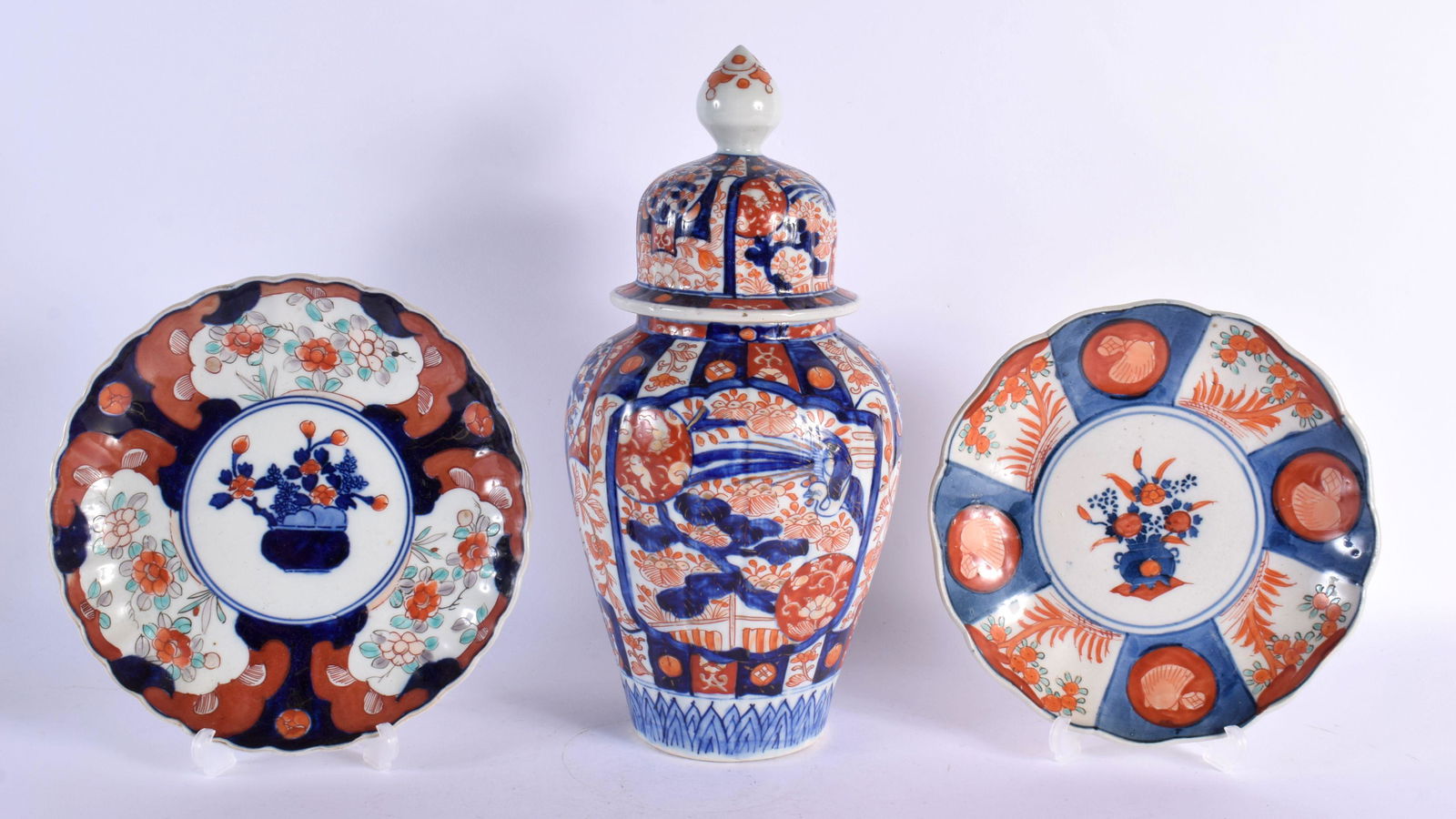 A LARGE 19TH CENTURY JAPANESE MEIJI PERIOD IMARI VASE AND COVER together with a pair of similar plat (1 of 5)