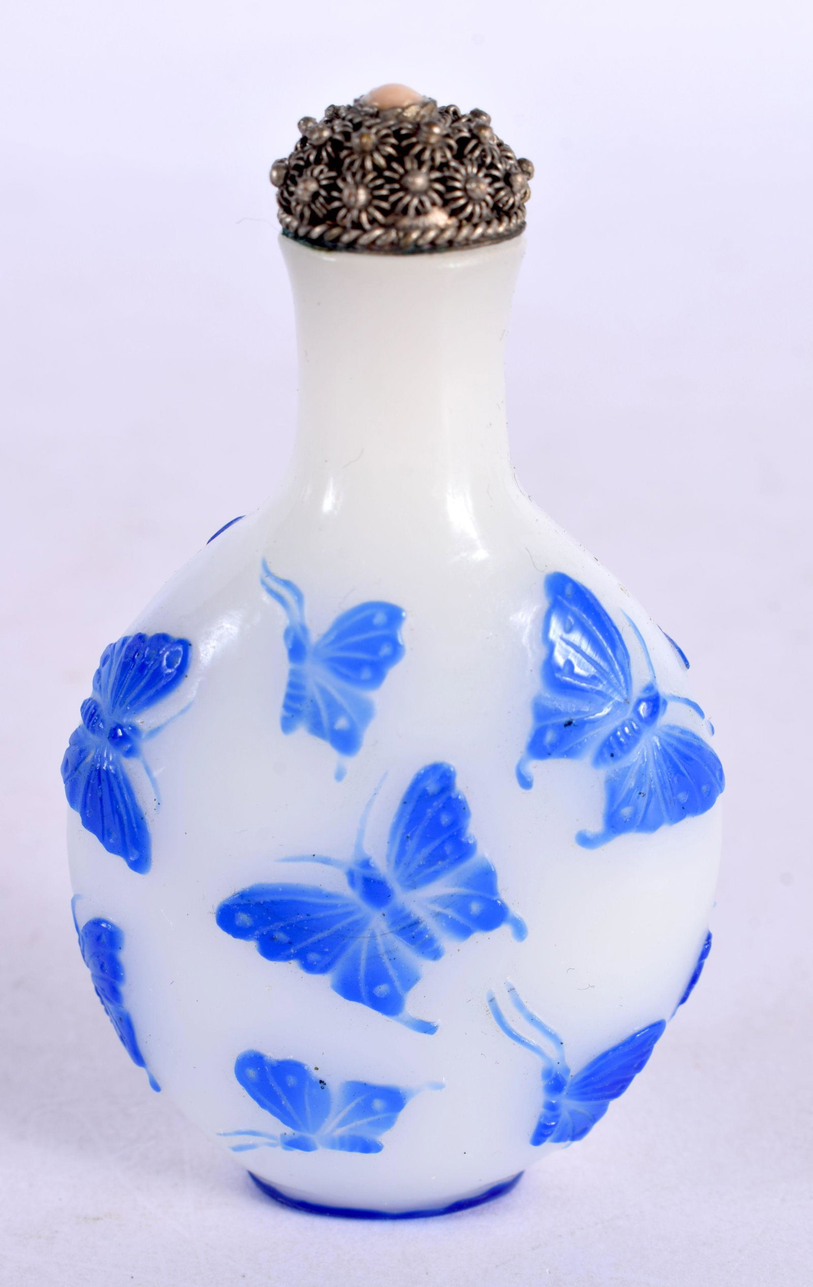 AN EARLY 20TH CENTURY CHINESE PEKING GLASS SNUFF BOTTLE Late Qing/Republic. 7.5 cm x 4.25 cm.: AN EARLY 20TH CENTURY CHINESE PEKING GLASS SNUFF BOTTLE Late Qing/Republic. 7.5 cm x 4.25 cm.