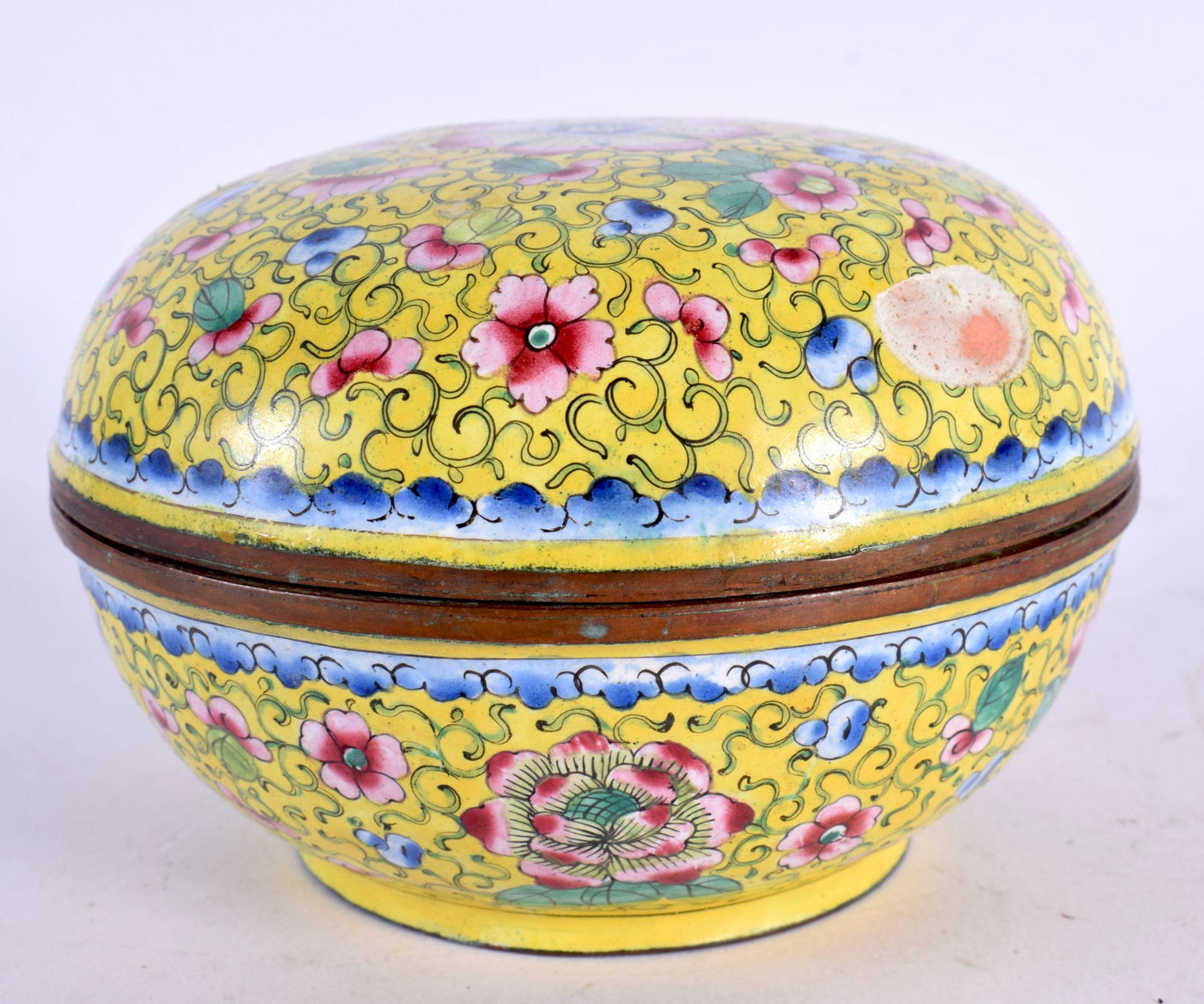 A 19TH CENTURY CHINESE CANTON ENAMEL BOX AND COVER Qing. 11 cm diameter. (1 of 5)