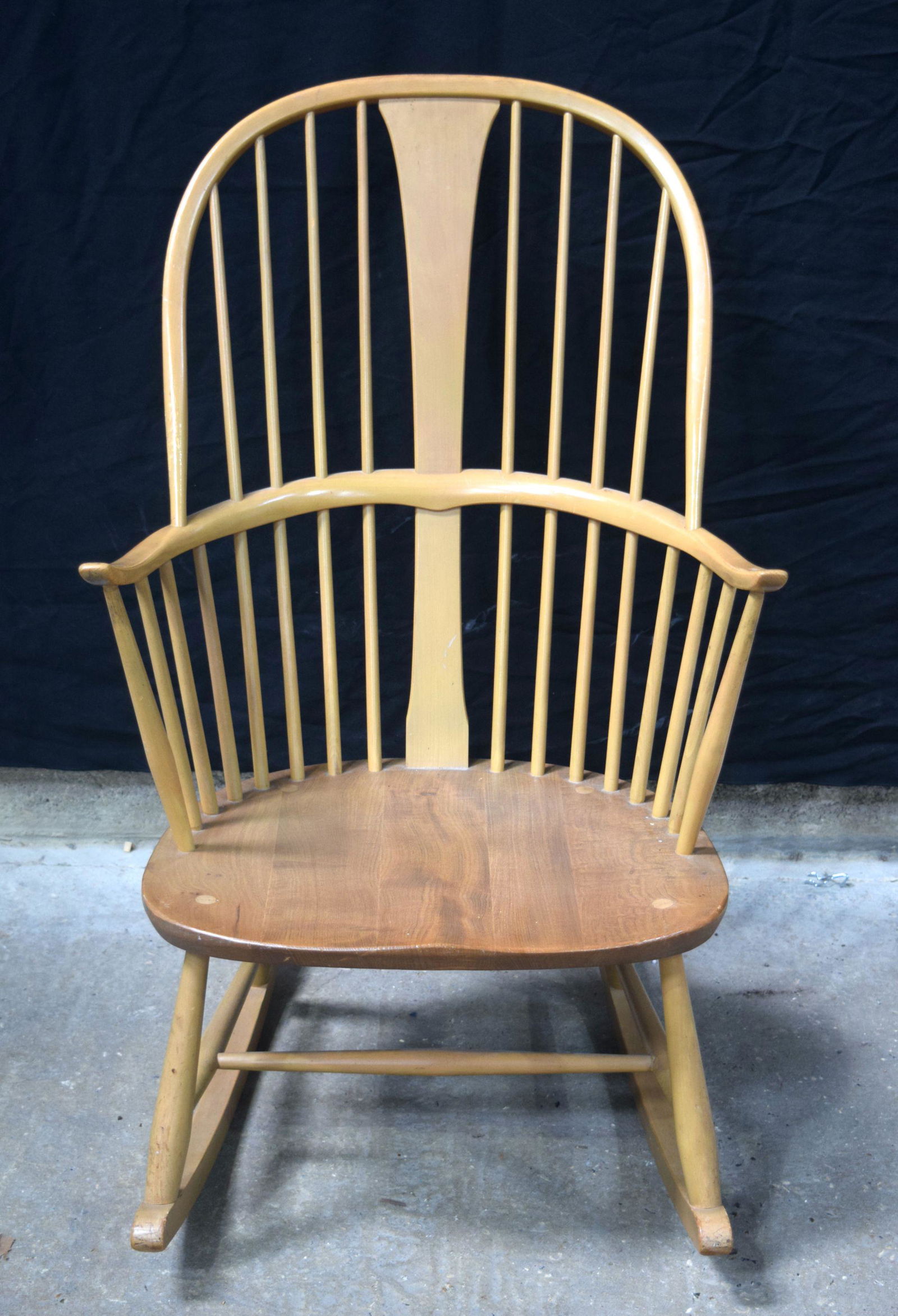 An Ercol blonde chairmakers rocking chair 100 x 75 x 63 cm .: An Ercol blonde chairmakers rocking chair 100 x 75 x 63 cm .