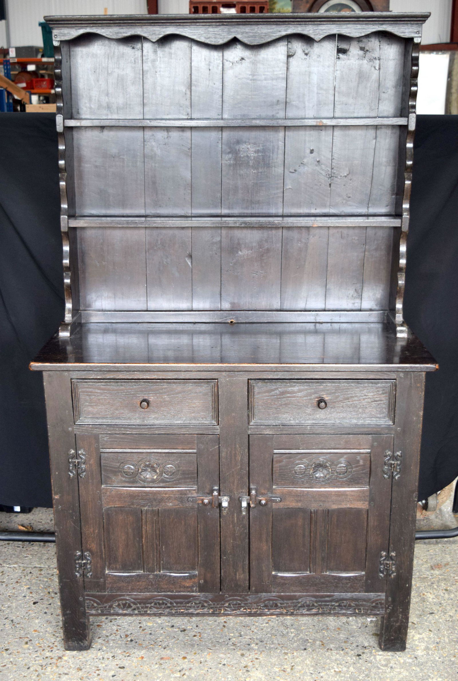 AN ERCOL TYPE DRESSER. 170 cm x 90 cm.: AN ERCOL TYPE DRESSER. 170 cm x 90 cm.
