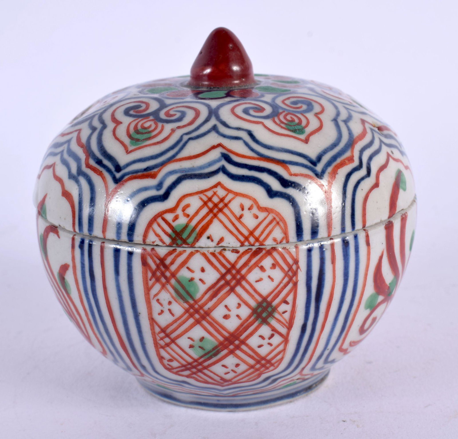 A RARE 17TH/18TH CENTURY CHINESE WUCAI PORCELAIN BOX AND COVER Ming/Qing. 7.5 cm diameter. (1 of 5)