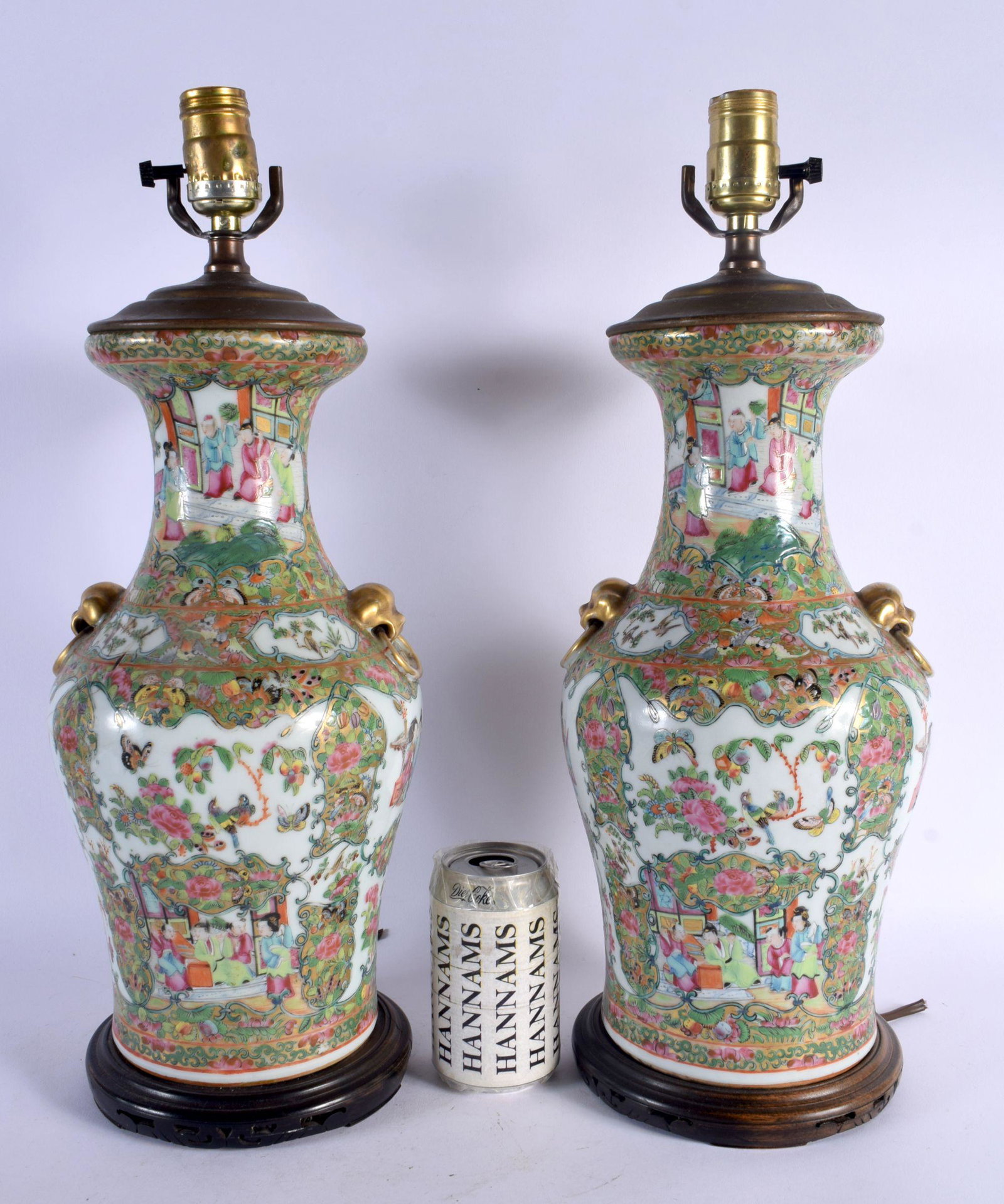 A LARGE PAIR OF 19TH CENTURY CHINESE CANTON FAMILLE ROSE LAMPS Qing. 47 cm x 15 cm. (1 of 4)