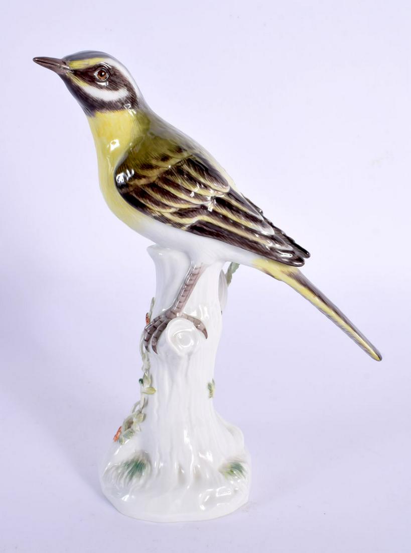 A FINE MEISSEN PORCELAIN FIGURE OF A BIRD modelled upon a stump. 18 cm x 8 cm.: A FINE MEISSEN PORCELAIN FIGURE OF A BIRD modelled upon a stump. 18 cm x 8 cm.