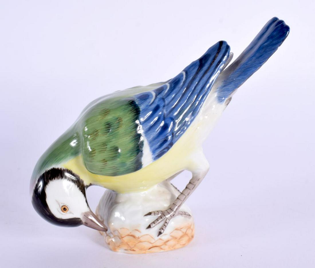 A FINE MEISSEN PORCELAIN FIGURE OF A BIRD modelled pecking. 9 cm x 9 cm.: A FINE MEISSEN PORCELAIN FIGURE OF A BIRD modelled pecking. 9 cm x 9 cm.