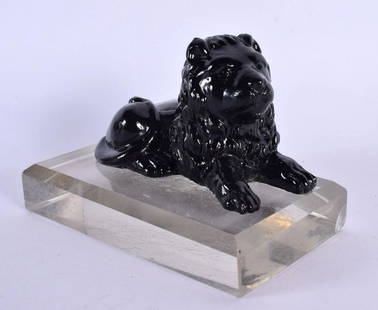 A RARE ANTIQUE ENGLISH COUNTRY HOUSE BLACK GLASS AND CRYSTAL LION PAPERWEIGHT. 11 cm x 9 cm.: A RARE ANTIQUE ENGLISH COUNTRY HOUSE BLACK GLASS AND CRYSTAL LION PAPERWEIGHT. 11 cm x 9 cm.