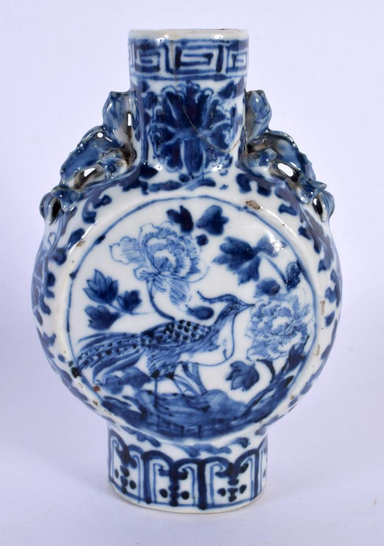 A 19TH CENTURY CHINESE BLUE AND WHITE PORCELAIN PILGRIM FLASK Qing. 16 cm x 9 cm.: A 19TH CENTURY CHINESE BLUE AND WHITE PORCELAIN PILGRIM FLASK Qing. 16 cm x 9 cm.