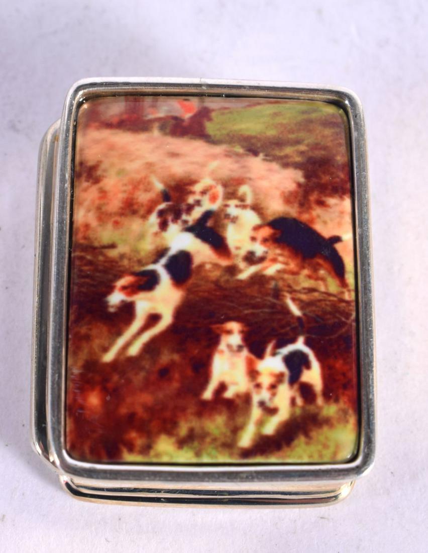 A SILVER AND ENAMEL PILL BOX. 20 grams. 3 cm x 2.5 cm.: A SILVER AND ENAMEL PILL BOX. 20 grams. 3 cm x 2.5 cm.