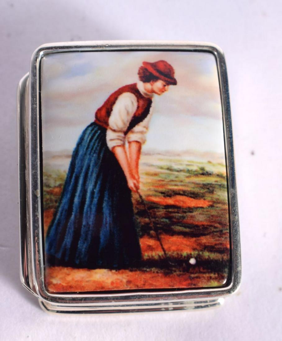 A SILVER AND ENAMEL GOLF PILL BOX. 19.2 grams. 3.25 cm x 2.5 cm.: A SILVER AND ENAMEL GOLF PILL BOX. 19.2 grams. 3.25 cm x 2.5 cm.