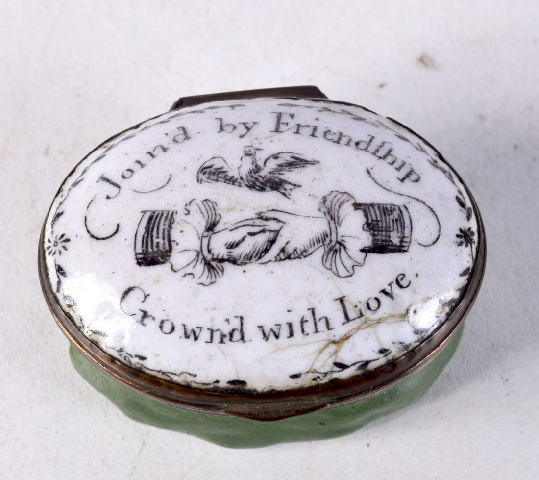 AN 18TH CENTURY BILSTON ENAMEL FRIENDSHIP PILL BOX. 4.25 cm x 3.5 cm. (1 of 3)