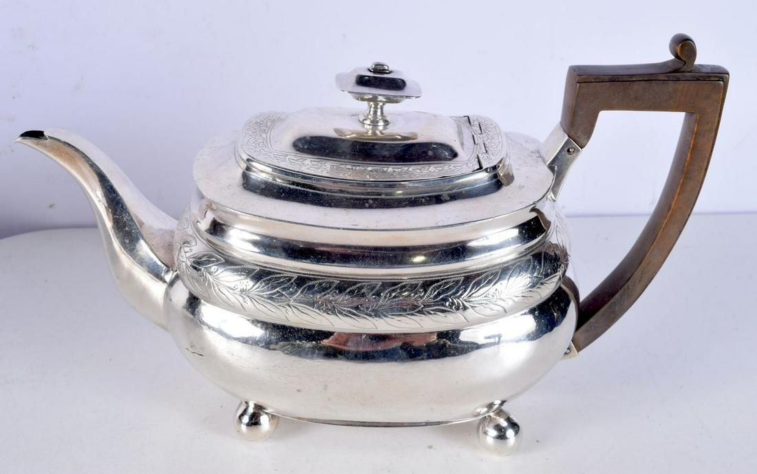 A GEORGE III SILVER TEAPOT. London 1809. 520 grams. 27 cm x 16 cm.: A GEORGE III SILVER TEAPOT. London 1809. 520 grams. 27 cm x 16 cm.