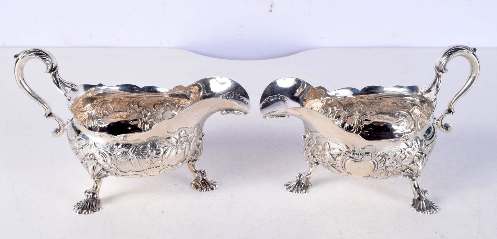 A FINE PAIR OF GEORGE III SILVER SAUCEBOATS C1770. 730 grams. 19 cm wide. (1 of 4)