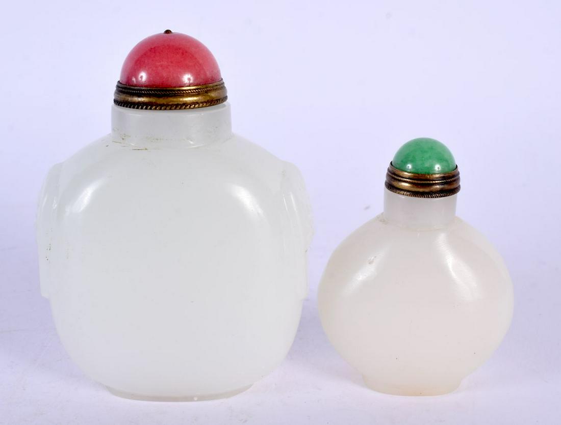 A SMALL EARLY 20TH CENTURY CHINESE CARVED WHITE JADE SNUFF BOTTLE Late Qing/Republic, together with (1 of 4)