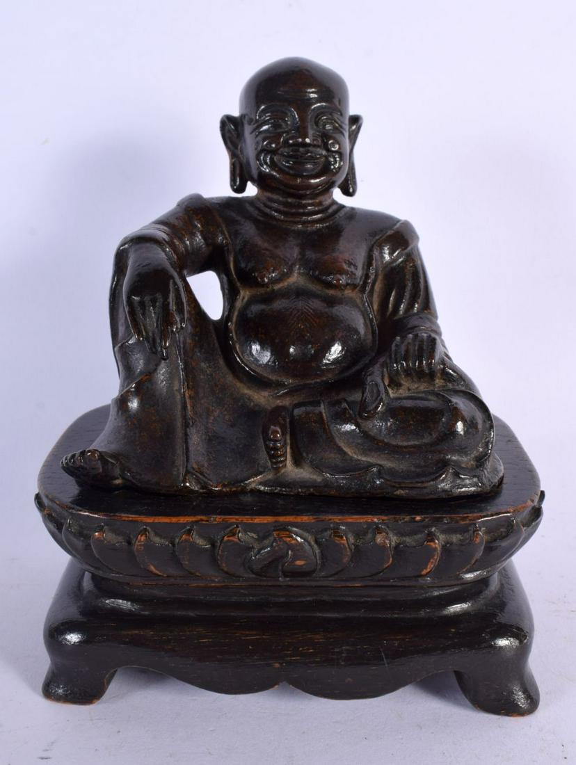 A 17TH/18TH CENTURY CHIENSE BRONZE FIGURE OF A MALE Ming/Qing. 18 cm x 12 cm. (1 of 4)