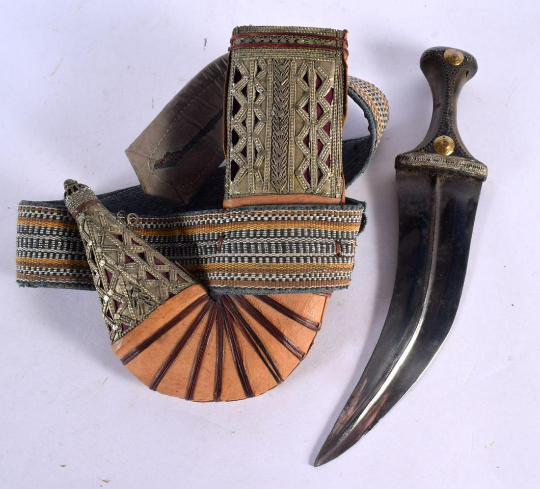 AN ANTIQUE OMANI CARVED RHINOCEROS HORN HANDLED JAMBIYA DAGGER. Dagger 34 cm long. (1 of 5)