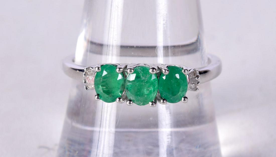 A SILVER AND EMERALD RING. Q. 2.2 grams. (1 of 3)