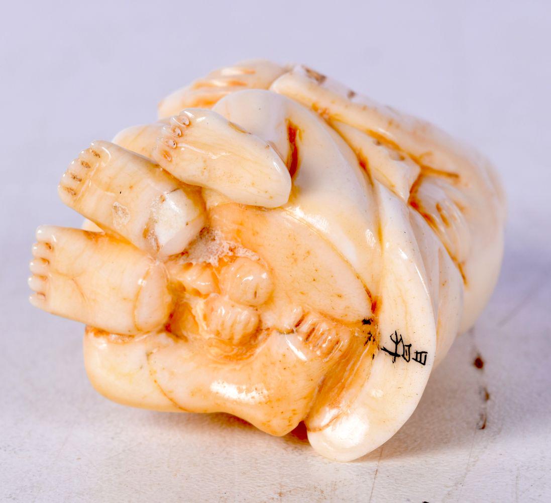 A JAPANESE EROTIC BONE OKIMONO. 40 grams. 5.5 cm x 3.25 cm.: A JAPANESE EROTIC BONE OKIMONO. 40 grams. 5.5 cm x 3.25 cm.