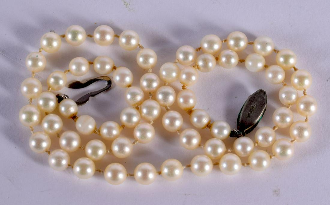 A SILVER AND PEARL NECKLACE. 16.3 grams. 45 cm long. (1 of 2)