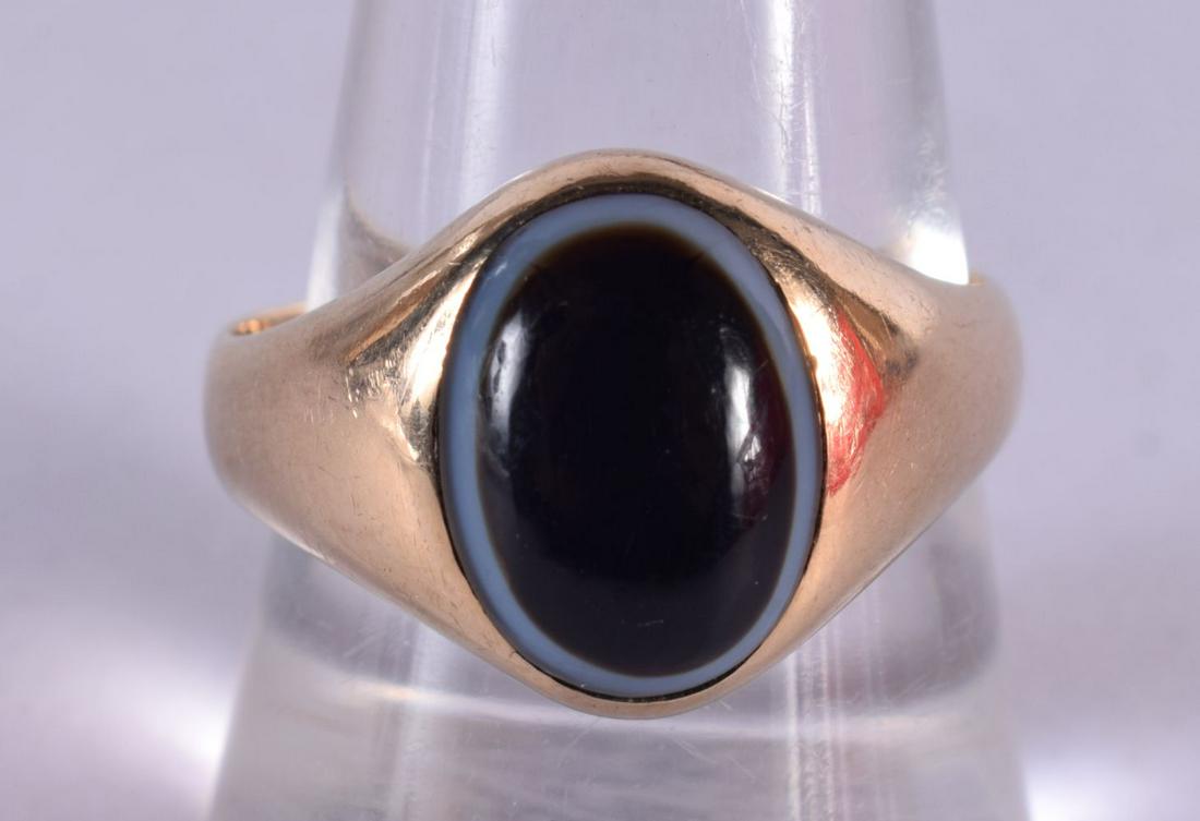 A 9CT GOLD AND AGATE RING. 5.4 grams. S. (1 of 3)