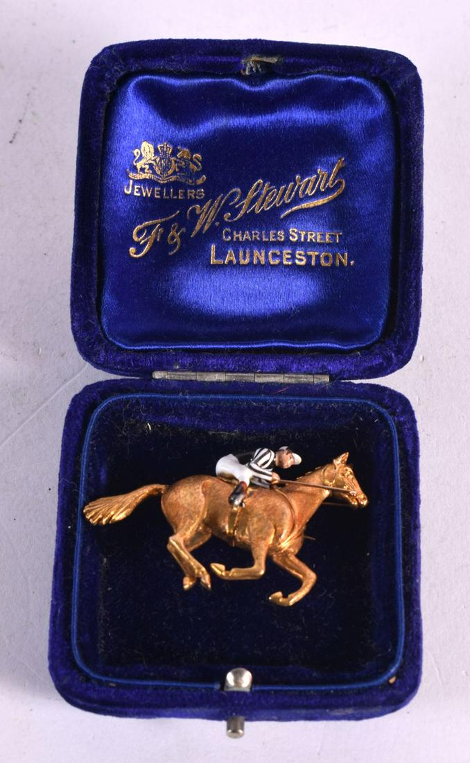 A FINE 9CT GOLD AND ENAMEL EQUESTRIAN JOCKEY HORSE BROOCH. 14.6 grams. 4.5 cm x 3 cm. (1 of 3)