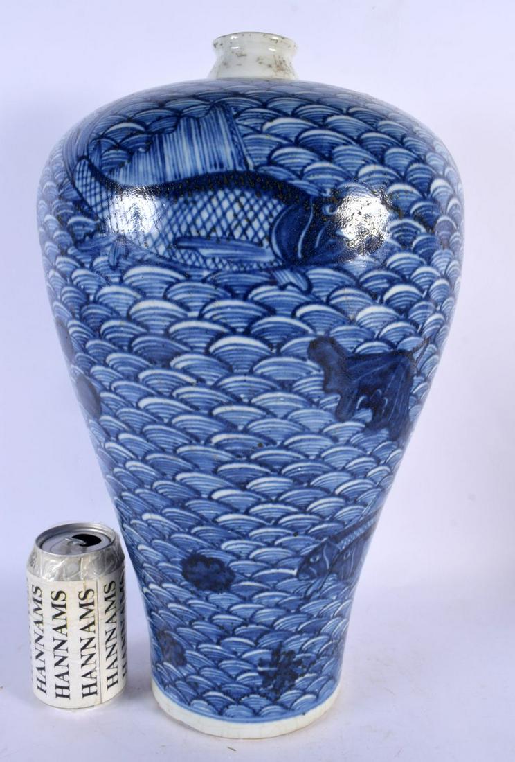 A LARGE CHINESE BLUE AND WHITE MEIPING FISH VASE 20th Century. 45 cm x 22 cm. (1 of 6)