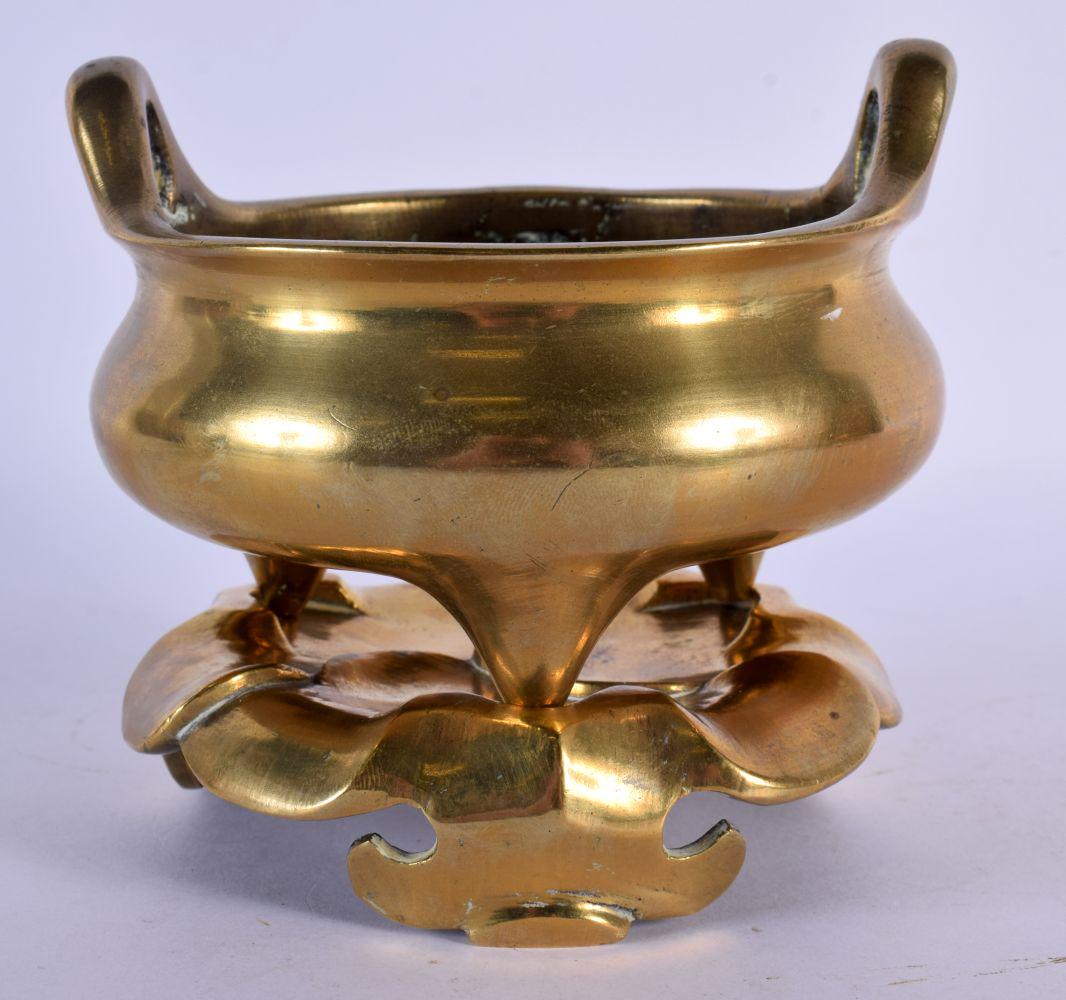 AN 18TH/19TH CENTURY CHINESE TWIN HANDLED BRONZE CENSER AND STAND bearing Xuande marks to base. 13 c (1 of 6)