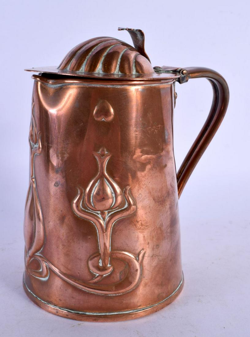 AN ARTS AND CRAFTS COPPER TANKARD decorated with stylised foliage. 14 cm high.: AN ARTS AND CRAFTS COPPER TANKARD decorated with stylised foliage. 14 cm high.