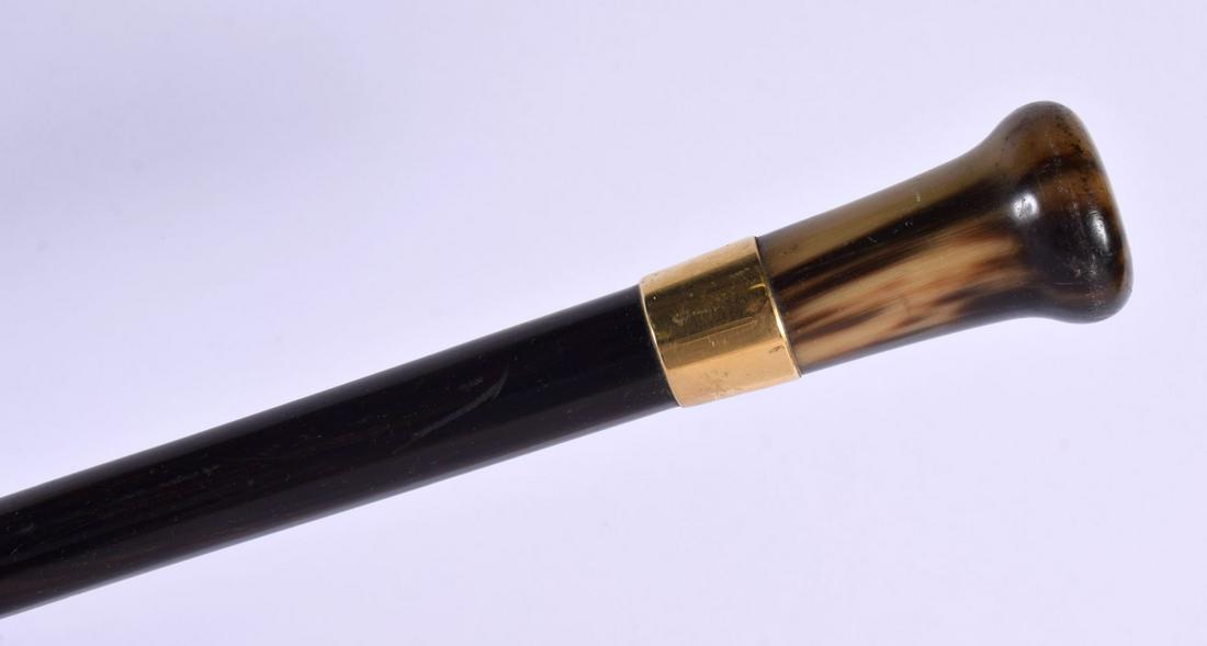 AN ANTIQUE 18CT GOLD CARVED BUFFALO HORN WALKING CANE. 90 cm long. (1 of 3)