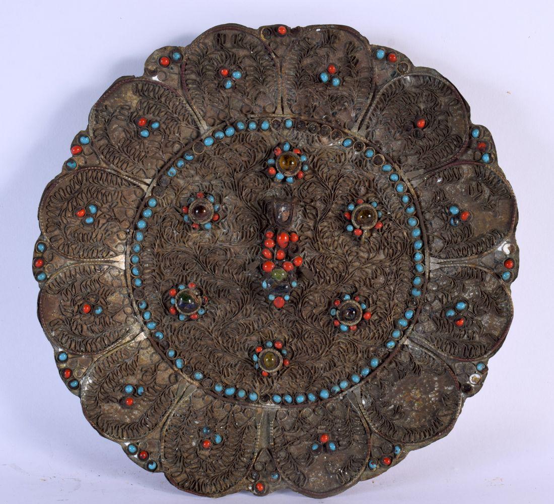 AN EARLY 20TH CENTURY TIBETAN TURQUOISE AND COPPER JEWELLED DISH formed with scrolling foliage. 23 c: AN EARLY 20TH CENTURY TIBETAN TURQUOISE AND COPPER JEWELLED DISH formed with scrolling foliage. 23 cm wide.