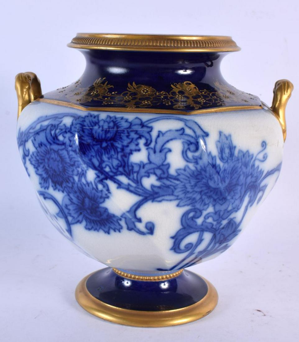 A RARE ANTIQUE MOORCROFT MACINTYRE TWIN HANDLED PORCELAIN VASE painted with flow blue foliage. 18 cm (1 of 5)