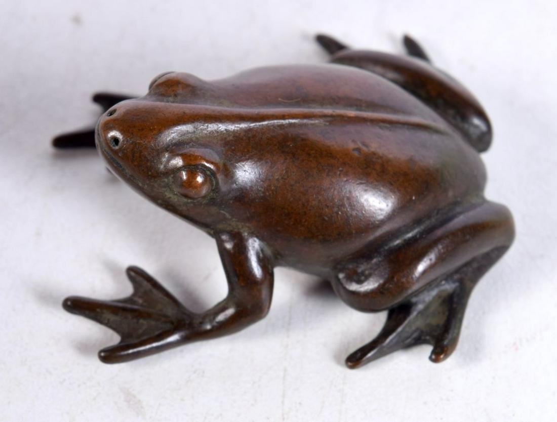A BRONZE MODEL OF A TOAD. 4.6cm x 4.2cm x 2cm: A BRONZE MODEL OF A TOAD. 4.6cm x 4.2cm x 2cm