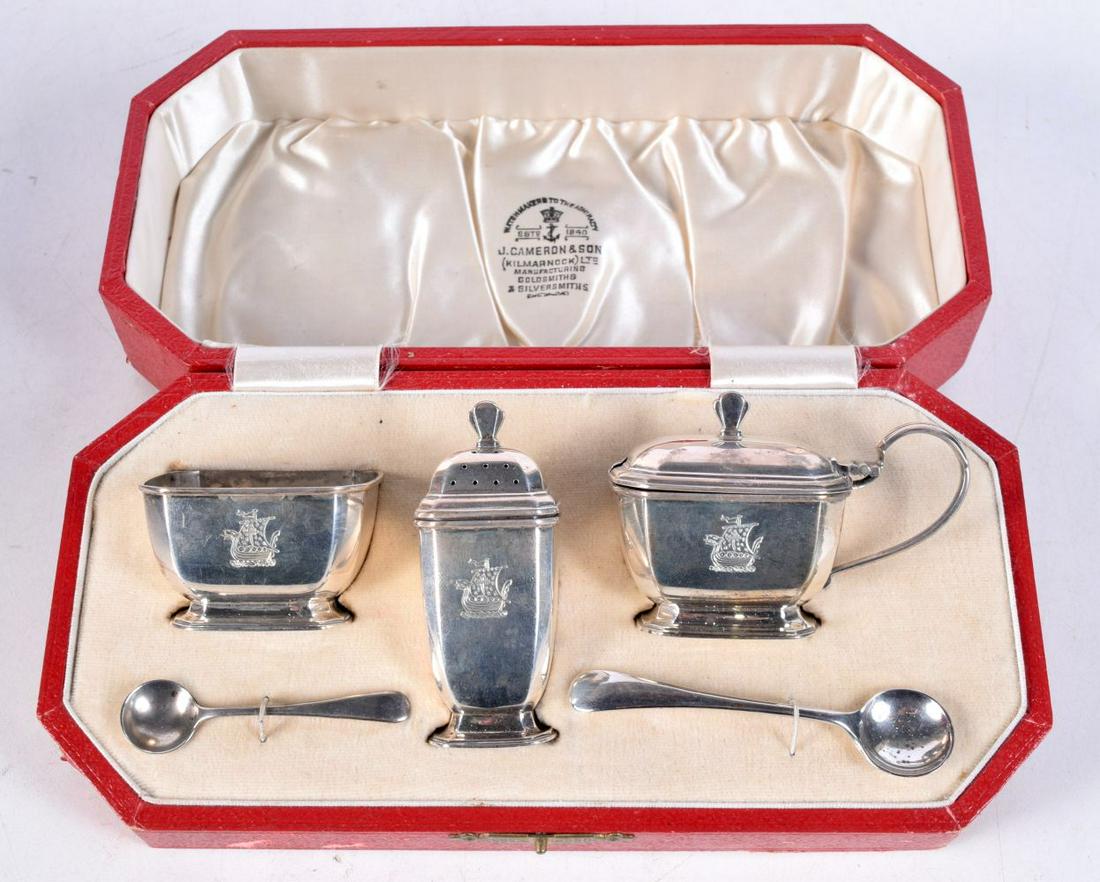 A CASED EARLY 20TH CENTURY CRUET SET.  Hallmarked Birmingham 1933, Viking Ship monogram, Silver weig (1 of 3)