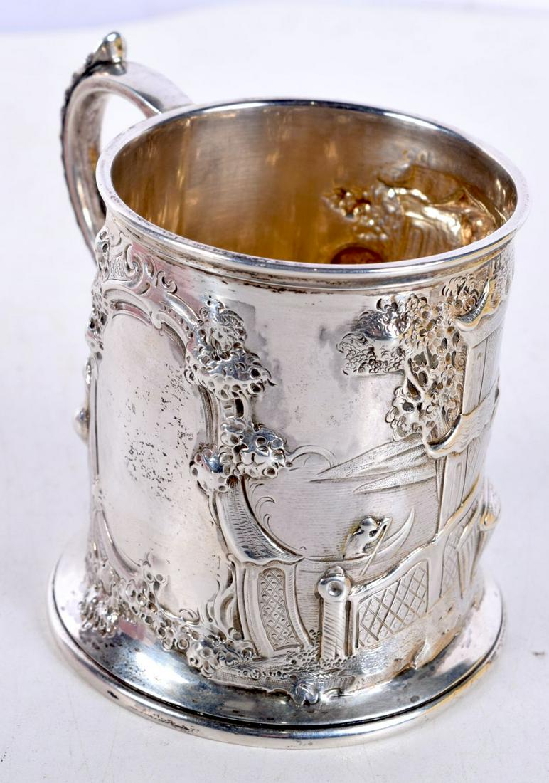 A FINE EARLY VICTORIAN SILVER CHINOISERIE MUG by Robert Hennell, depicting figures and monkeys in re (1 of 9)