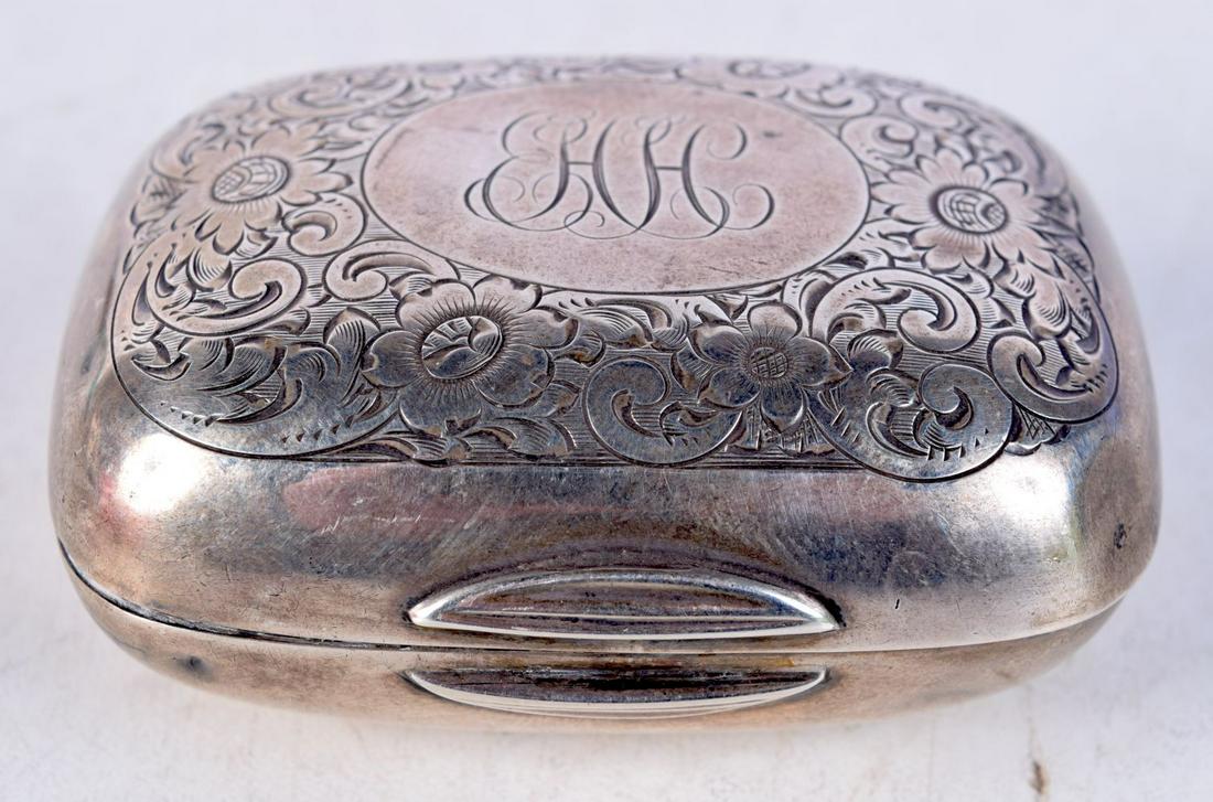 AN EDWARDIAN STYLE SILVER SNUFF BOX.  Stamped Sterling, 3cm x 6.7cm x 5.2cm, weight 47g (1 of 4)