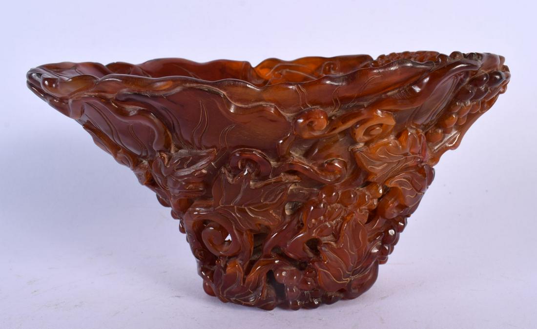 A CHINESE CARVED BUFFALO HORN TYPE LIBATION CUP 20th Century. 18 cm x 10 cm.: A CHINESE CARVED BUFFALO HORN TYPE LIBATION CUP 20th Century. 18 cm x 10 cm.