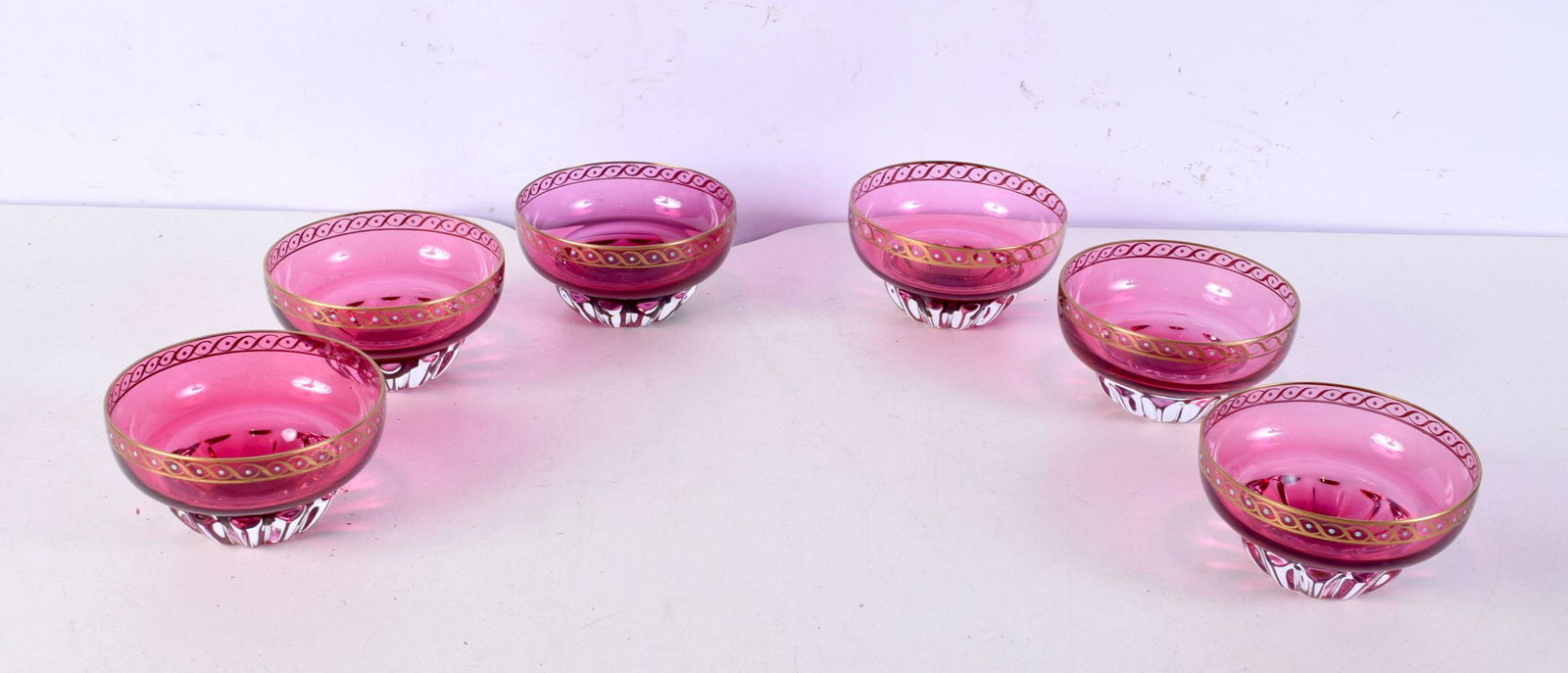 Archimede Seguso Murano set of six cranberry glass bowl, decorated with gilt banding. 11 cm wide. (6 (1 of 3)