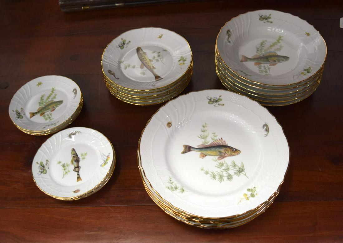 A RICHARD GINORI PORCELAIN 'FISH' PATTERN PART TABLE-SERVICE, 20TH CENTURY, GREEN PRINTED FACTORY MA (1 of 6)