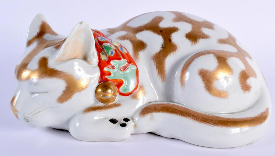 A LARGE EARLY 20TH CENTURY JAPANESE MEIJI PERIOD KUTANI PORCELAIN FIGURE OF A CAT modelled sleeping. (1 of 5)