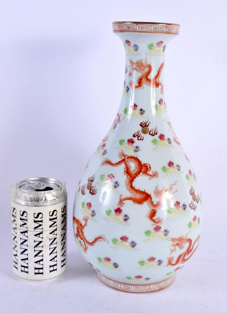 A LARGE EARLY 20TH CENTURY CHINESE FAMILLE ROSE PORCELAIN VASE Late Qing/Republic, painted with drag (1 of 7)