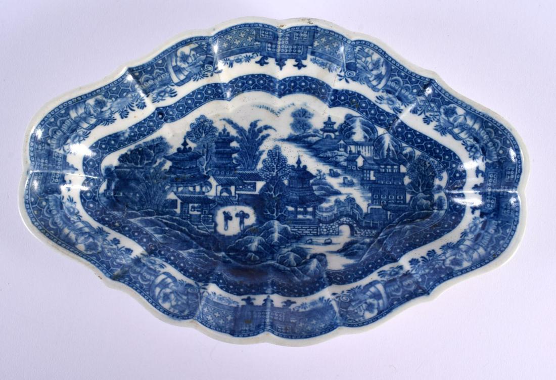 18th century Caughley oval shaped dish.  26cm wide (1 of 2)